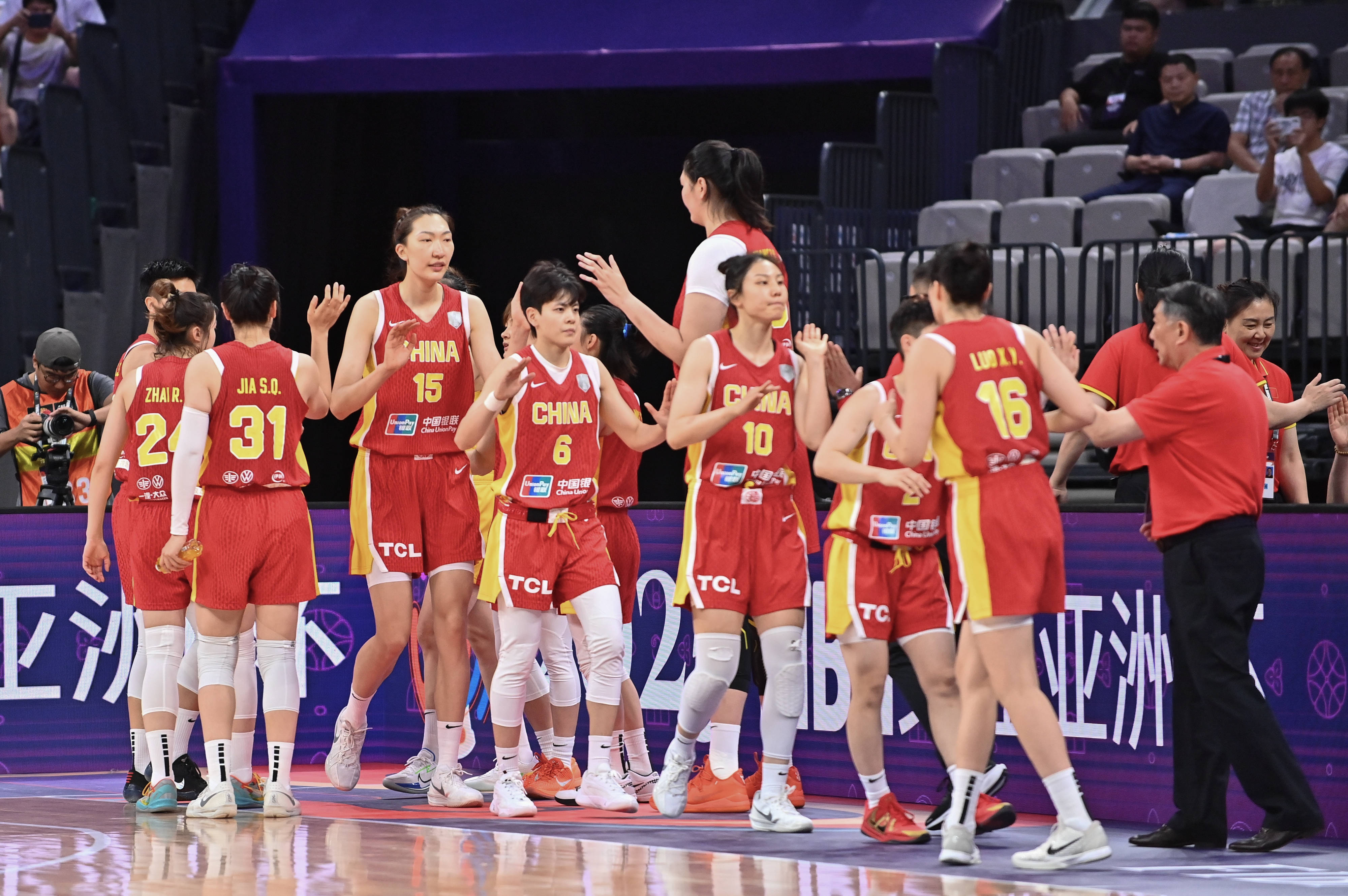 爱游戏app下载-篮球联赛迎来新赛季，球员球迷期待高潮的简单介绍  第1张